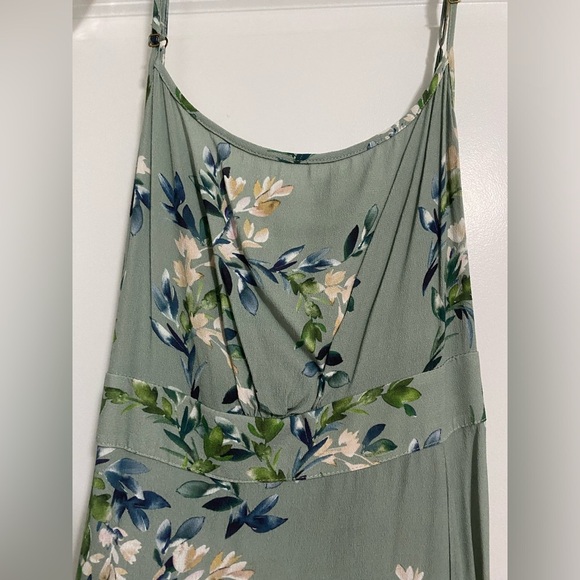 Flynn Skye Hazel Floral dress with slit size Large EUC - Picture 7 of 9